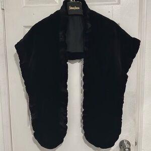 Neiman Marcus Womens Black Rear Faux Fur Finland Toggle Scarves & Wraps